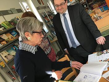 Waltraud Scheidel   erklärt Zeichnungen  anhand einiger ihrer eigenen  Werke.Anette Schreiber