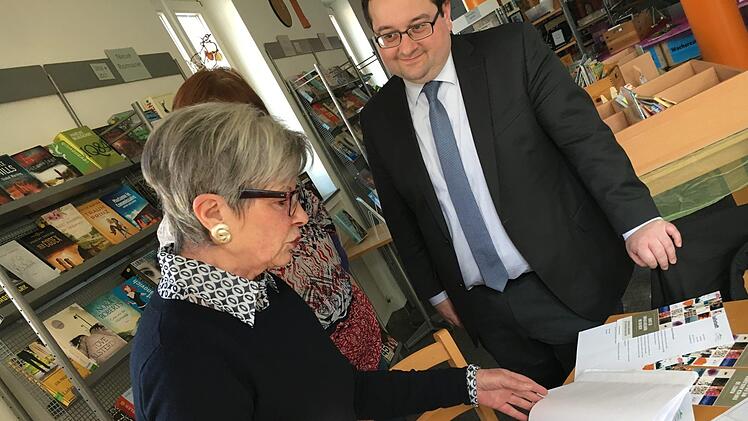 Waltraud Scheidel   erklärt Zeichnungen  anhand einiger ihrer eigenen  Werke.Anette Schreiber