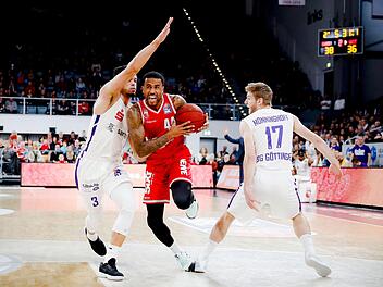 Bryce Taylor (mit Ball) zieht am Göttinger Dominic Lockhart (links) vorbei und tritt dabei Mathis Mönninghoff auf den Fuß. Der Bamberger verletzte sich bei dieser Aktion aber nicht. Foto: Daniel Löb