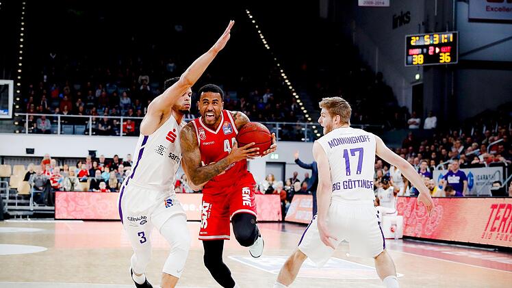 Bryce Taylor (mit Ball) zieht am Göttinger Dominic Lockhart (links) vorbei und tritt dabei Mathis Mönninghoff auf den Fuß. Der Bamberger verletzte sich bei dieser Aktion aber nicht. Foto: Daniel Löb