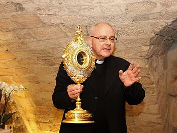 Dekan Kilian Kemmer präsentierte den Besuchern die Monstranz, die Ritter von Spix für seine Heimatpfarrei in Auftrag gab.Evi Seeger