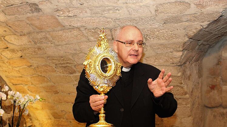 Dekan Kilian Kemmer präsentierte den Besuchern die Monstranz, die Ritter von Spix für seine Heimatpfarrei in Auftrag gab.Evi Seeger