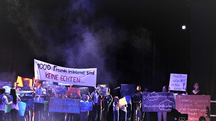 Die jungen Leute oder Dorfbewohner protestieren gegen die Sozialen Medien. Natürlich hoffen sie, etwas amit zu bewirken. Foto: Werner Vogel