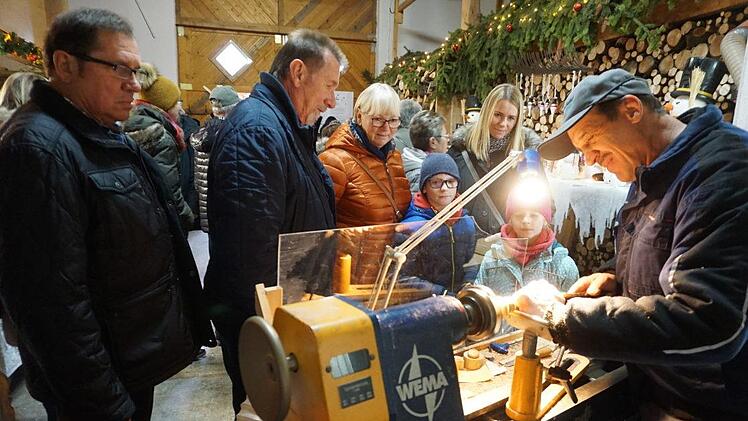 Manfred Wolf ließ sich an beiden Markttagen von interessierten Besuchern  über die Schulter schauen. Foto:  Marion Eckert