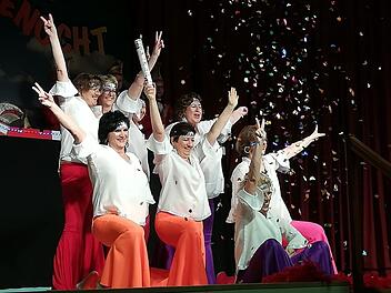 Überraschung: Die "Dancing-Queens" traten auf und tanzten zu der Musik von Abba.  Foto: Carolin Seidl