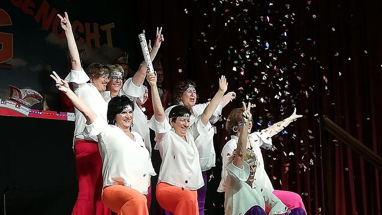 Überraschung: Die "Dancing-Queens" traten auf und tanzten zu der Musik von Abba.  Foto: Carolin Seidl