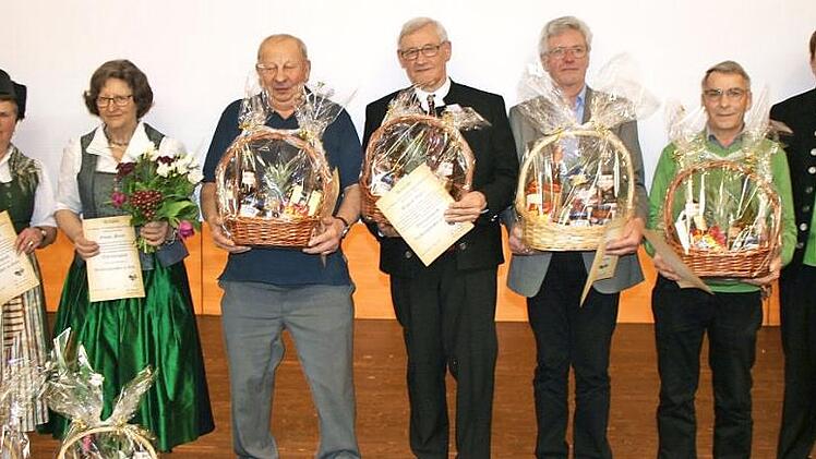 Den neuen Ehrenmitgliedern des Heimatvereins (v. l. n. r.) Anni Zahnleiter, Gunda Marter, Hans Frizino, Baptist Göller, Leo Dumrauf und Georg Vollmann überreichten Bürgermeister Johannes Maciejonczyk (links) sowie Vorsitzender Markus M. Mehlhorn (2. v. r.) und Schirmherr Holger Dremel die Ernennungsurkunden, die Verdienstnadel in Gold sowie einen Geschenkkorb. Foto: Heimatverein