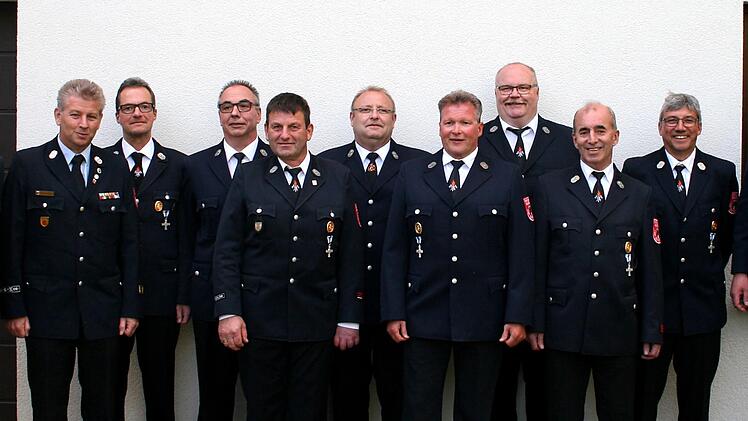 Ehrung für 40 Jahre aktiver Dienst und Vereinszugehörigkeit (von links): Steffen Kiesel, Mario Fischer, Andreas Kuhn, Bernhard Kiesel, Michael Sauer, Volker Mock, Lothar Kiesel, Josef Herbert und Harald Schmitt.