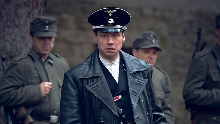 In "Zeugen der Wahrheit" spielt David Kross den Lagerkommandant Herbert Lange.