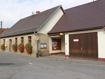 Am Feuerwehrhaus muss dringend etwas getan werden. Das Tor ist defekt und die Fenster schadhaft monierten die Bürger bei der Ortsversammlung am Mittwochabend. Foto: Katharina Becht