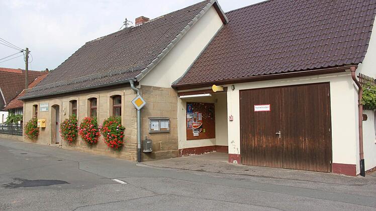Am Feuerwehrhaus muss dringend etwas getan werden. Das Tor ist defekt und die Fenster schadhaft monierten die Bürger bei der Ortsversammlung am Mittwochabend. Foto: Katharina Becht
