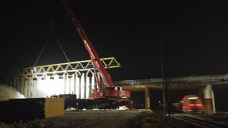 Nachtaktion für die Behelfsbrücke: Am Wochenende wurde in Ebensfeld die Bahnstrecke gesperrt, weil die Stahlkonstruktion eingehoben wurde. Fotos: Berthold Köhler