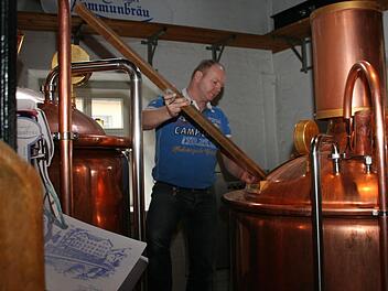 Braumeister Alexander Matthes und seine Mitarbeiter haben vergangenes Jahr 1512 Hektoliter Bier in der Kommunbräu gebraut. Foto: Matthias Beetz