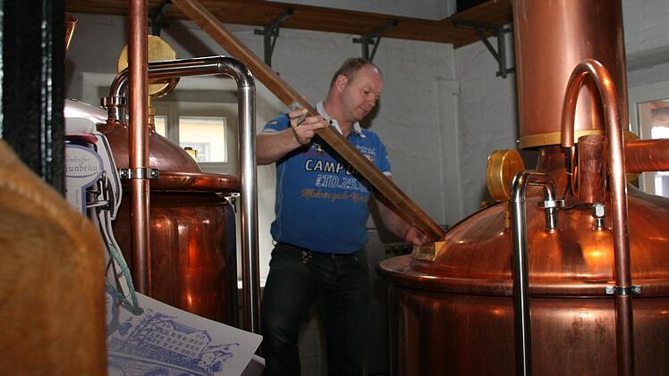 Braumeister Alexander Matthes und seine Mitarbeiter haben vergangenes Jahr 1512 Hektoliter Bier in der Kommunbräu gebraut. Foto: Matthias Beetz