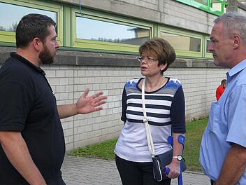 Diskutieren regelmäßig über die Bedingungen für die Unterbringung der Flüchtlinge in der Neustadter Frankenhalle (von links): Marcel Valenta vom Sicherheitsdienst, Zweite Bürgermeisterin Elke Protzmann und Oberbürgermeister Frank Rebhan. Foto: Berthold Köhler