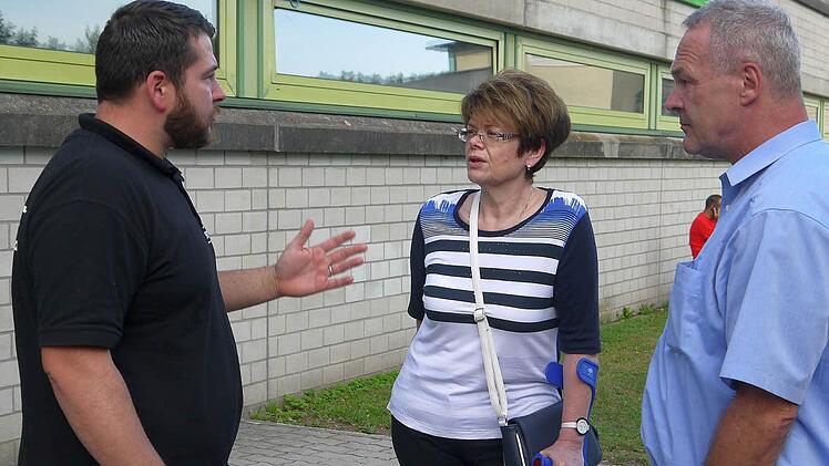 Diskutieren regelmäßig über die Bedingungen für die Unterbringung der Flüchtlinge in der Neustadter Frankenhalle (von links): Marcel Valenta vom Sicherheitsdienst, Zweite Bürgermeisterin Elke Protzmann und Oberbürgermeister Frank Rebhan. Foto: Berthold Köhler