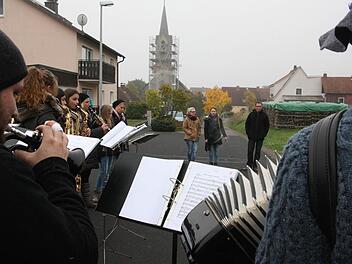 Die "Houfree-Musikanten" spielen dem Ortsreferenten ihr erstes Ständchen auf. Foto: Arnold Nöth