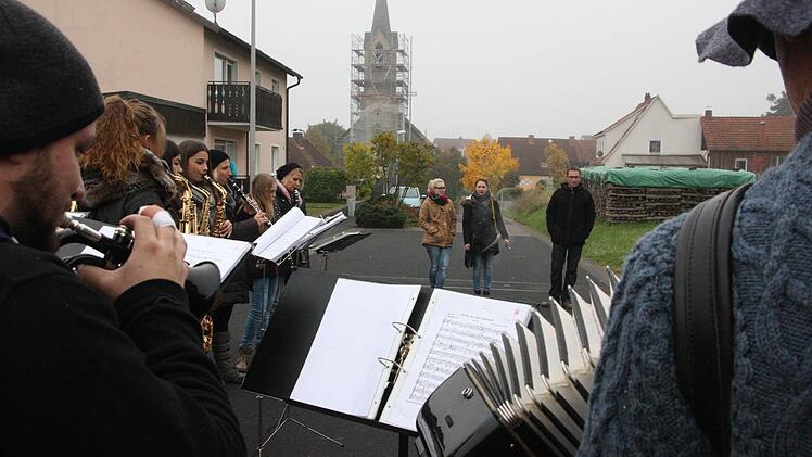 Die "Houfree-Musikanten" spielen dem Ortsreferenten ihr erstes Ständchen auf. Foto: Arnold Nöth