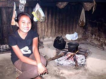 Die Bewohner der rußgeschwärzten Hütten leiden zum Teil unter massiven Atemproblemen. Foto: p
