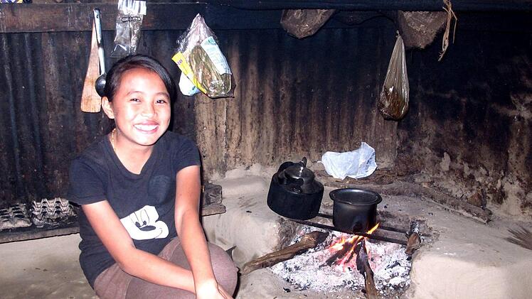 Die Bewohner der rußgeschwärzten Hütten leiden zum Teil unter massiven Atemproblemen. Foto: p