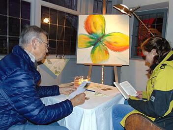 Vor dem Schmetterlingsbild meditieren, lesen und schreiben die Besucher ihre Gedanken auf. Foto: Petra Malbrich