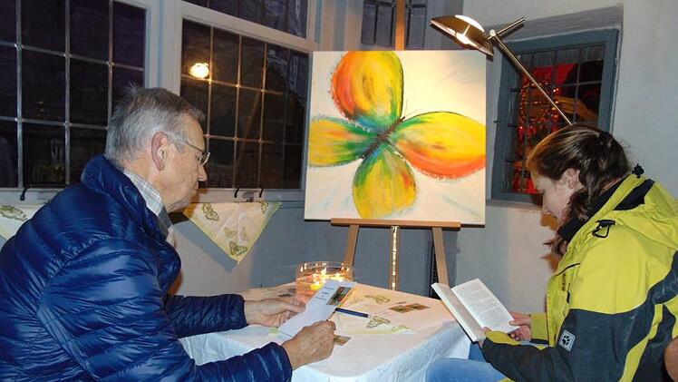 Vor dem Schmetterlingsbild meditieren, lesen und schreiben die Besucher ihre Gedanken auf. Foto: Petra Malbrich