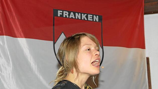 Sichtlich wohl f&uuml;hlt sich die niederbairische Kabarettistin Andrea Limmer vor dem fr&auml;nkischen Wappen bei ihrem Auftritt in Ibind, auch wenn sie freim&uuml;tig bekannte: "I bin die Limmerin, und da bin i niet dahoam". Klemens Albert
