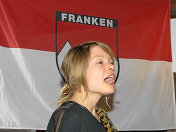 Sichtlich wohl f&uuml;hlt sich die niederbairische Kabarettistin Andrea Limmer vor dem fr&auml;nkischen Wappen bei ihrem Auftritt in Ibind, auch wenn sie freim&uuml;tig bekannte: "I bin die Limmerin, und da bin i niet dahoam". Klemens Albert