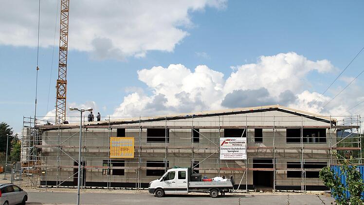 Der Neubau des Ebensfelder Feuerwehrhauses liegt im Zeitplan. Foto: Gerda Völ
