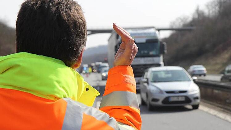 Am Donnerstag stoppt die Polizei einen hoch gefährlichen Lkw bei Coburg. Einen Tag später wird ein zweiter Lkw der selben Spedition aus dem Verkehr gezogen. Symbolfoto: Michael Gründel