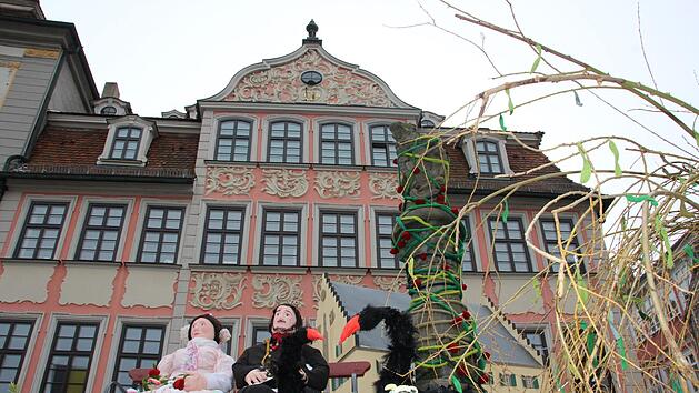 Eigentlich viel zu kalt zum drau&szlig;en sitzen: Doch  Queen Victoria und Prinz Albert haben keine Wahl. Sie sitzen fest auf dem Brunnen am Markt.Christiane Lehmann