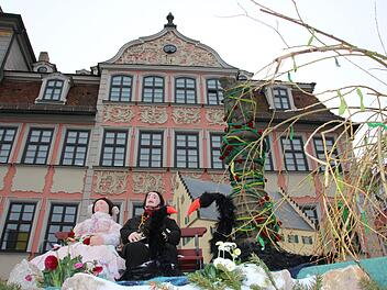 Eigentlich viel zu kalt zum draußen sitzen: Doch  Queen Victoria und Prinz Albert haben keine Wahl. Sie sitzen fest auf dem Brunnen am Markt.Christiane Lehmann