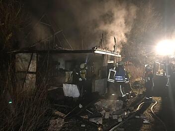 Eine Serie von Brandstiftungen im Raum Kulmbach hielt am Osterwochenende Feuerwehren und Polizei in Atem. Unser Bild entstand beim Einsatz im Kulmbacher Einzel Wehrhaus.NEWS5 / Fricke