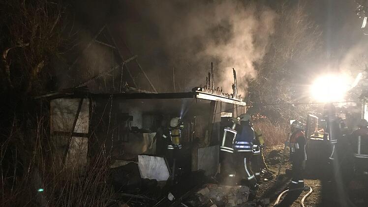 Eine Serie von Brandstiftungen im Raum Kulmbach hielt am Osterwochenende Feuerwehren und Polizei in Atem. Unser Bild entstand beim Einsatz im Kulmbacher Einzel Wehrhaus.NEWS5 / Fricke