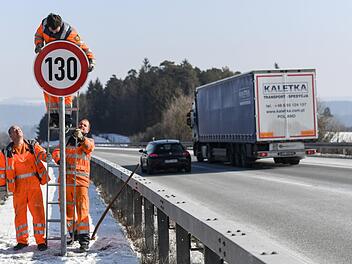 Die Debatte um drohenden Tempolimits auf deutschen Autobahnen treibt die Deutschen um.  Foto: Patrick Seeger, dpa