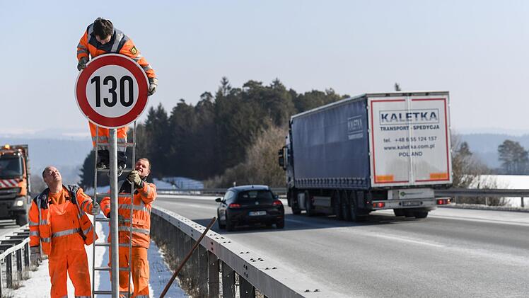 Die Debatte um drohenden Tempolimits auf deutschen Autobahnen treibt die Deutschen um.  Foto: Patrick Seeger, dpa
