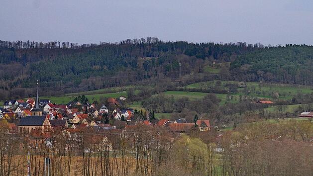 Die Tour f&uuml;hrt &uuml;ber die H&auml;nge des Hetzleser Berges - eine Kulturlandschaft mit  Magerwiesen, Kopfeichen und Streuobstwiesen. Foto: Karl Heinz Wirth/Archiv