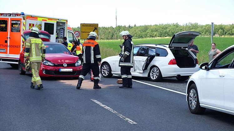 Im Begegnungsverkehr stießen ein Golf und ein  BMW zusammen. Eine Unfallbeteiligte war leicht verletzt, ihr Kind blieb unverletzt.Sänger