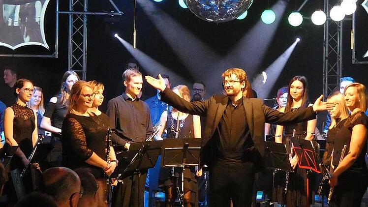 Dirigent Thomas Nees und die 57 Musiker des Blasorchesters Sand freuten sich über den großen Erfolg beim "House of Music".  Fotos: Christian Licha