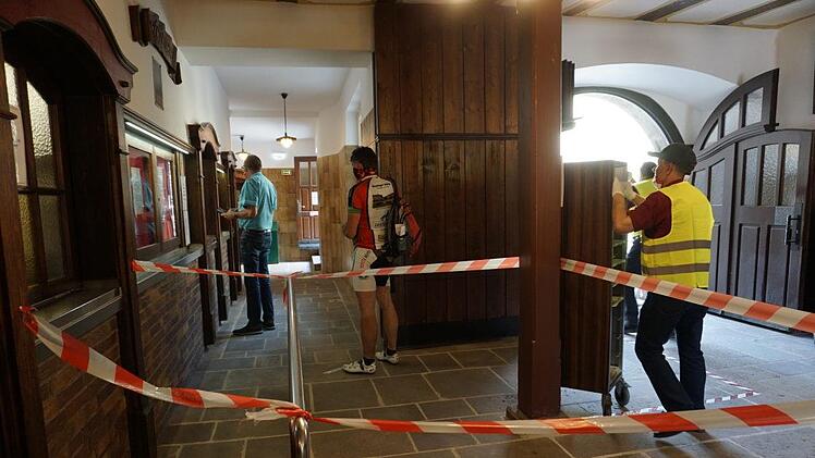 Die Essensausgabe im Kloster Kreuzberg entsprechend der Corona-Auflagen  umgerüstet. Es ist ein Mindestabstand von 1,5 Meter zu wahren, die  Kontaktbeschränkungen sind zu beachten sowie die Abstand- und  Laufflächen. Bei Abholung von Speisen und Getränken ist eine  Mund-Nase-Maske zu tragen. Foto: Marion Eckert