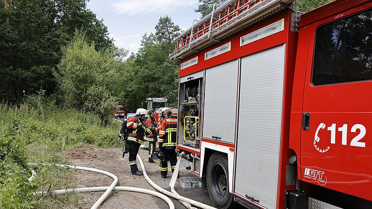 Hohe Waldbrandgefahr wegen Trockenheit: Polizeihubschrauber bei Waldbrand im Einsatz