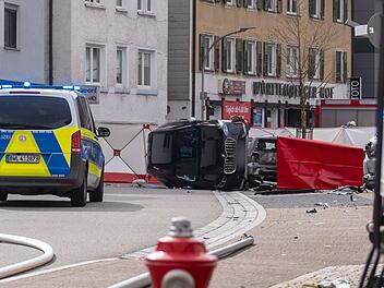 Lastwagen erfasst Mutter und Kind - beide tot