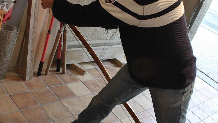 Die Sehne wird in den Bogen gespannt.