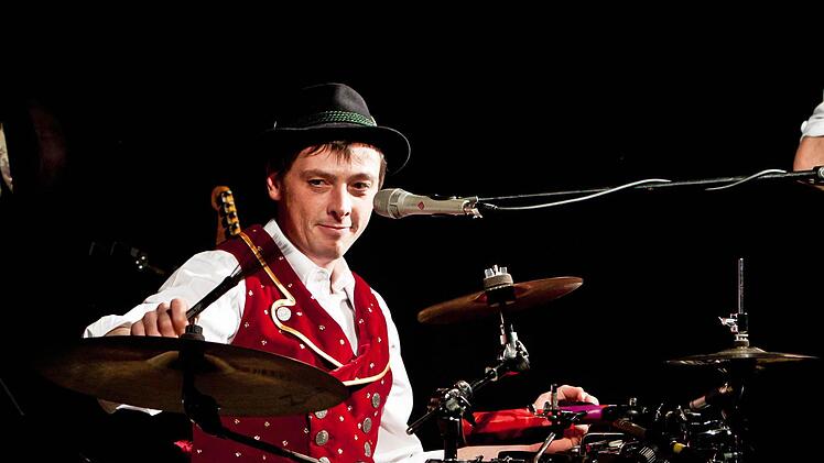 Wandlungsfähiger Schlagzeuger: Siegi Mühlbauer, der zudem als Trompeter und Akkordeonspieler begeisterte.