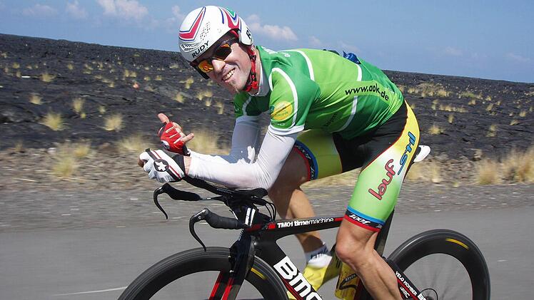 Probefahrt durch die Lavafelder auf Big Island: Markus Unsleber beim Radtraining auf Hawaii. Foto: privat