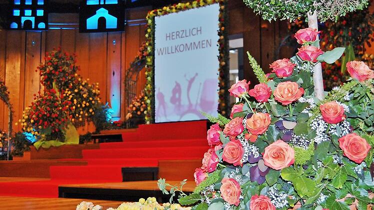 Der festlich geschmückte Max-Littmann-Saal erwartete am Samstag seine Rosenball-Gäste. Foto: Sigismund von Dobschütz