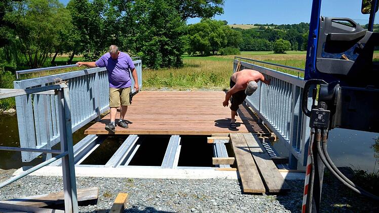 Stück für Stück wuchs in den vergangenen Tage die Brücke Richtung Feuln. Foto: Dieter Hübner