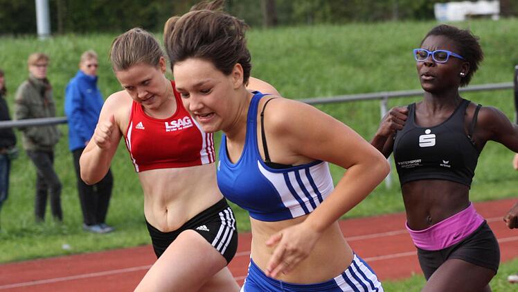 100 Meter der weiblichen Jugend: Melissa Schäfer (blau / Mitte) vom TSV Bad Kissingen wurde im Vierkampf der W-14 zweite und Lara Mahlmeister (rot / links) Vizemeisterin der W-15.