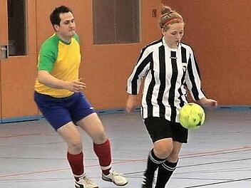 Spielführerin Natascha Späth vom 1. FC Burk behauptet den Ball im Einlagespiel gegen Leutenbachs Bürgermeister Florian Kraft.  Foto: Erlwein