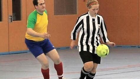 Spielführerin Natascha Späth vom 1. FC Burk behauptet den Ball im Einlagespiel gegen Leutenbachs Bürgermeister Florian Kraft.  Foto: Erlwein